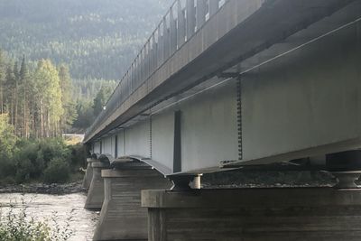 Kantene på brudekket har betydelig med avskallinger på betong og brua er smal. Derfor skal føringsbredden på brua økes med 0,5 meter, fra 7,0 meter til 7,5 meter.