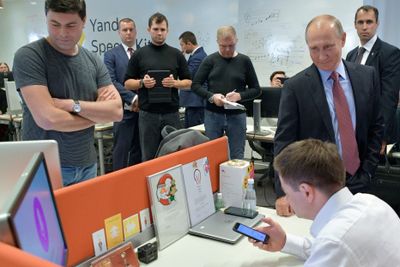 Vladimir Putins kontor i Kreml ser ikke lenger med blide øyne på at ansatte benytter Iphone.