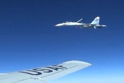 Amerikansk RC-135U blir avskåret av et russisk Su-27 Flanker i internasjonalt luftrom over Østersjøen 19. juni 2017.