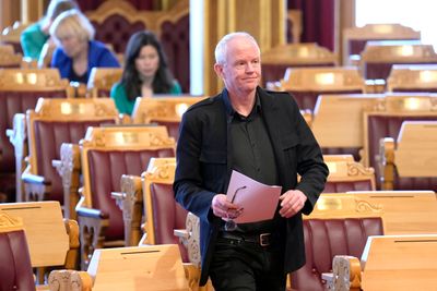 Lars Haltbrekken (SV) i stortingssalen da olje- og energiminister Terje Aasland redegjorde for Fosen-saken.