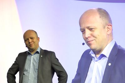 Finansminister Trygve Slagsvold Vedum sier at rederinæringen kan puste med magen – rederiskatteordningen skal bestå. 