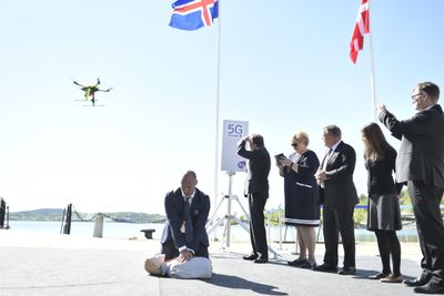 Sveriges statsminister Stefan Löfvén, Norges statsminister Erna Solberg, Danmarks statsminister Lars Løkke Rasmussen og Finlands statsminister Juha Sipilä får demonstrert en drone som kan levere en hjertestarter ved hjelp av 5G nett under det nordiske ststministermøtet i Örnsköldsvik i 2018.