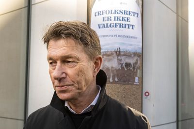 Olje- og energiminister Terje Aasland (Ap) avviser at de er enige i at to saksbehandlere ikke skal jobbe med Fosen-saken fremover.