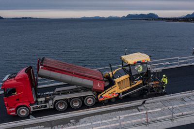 NCC i gang med asfaltering av den nye Nordøyvegen.