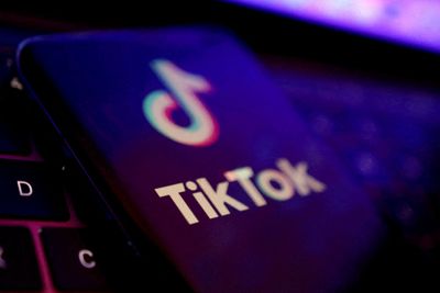 Telenor, Stortinget og flere kommuner innførte forbud mot Tiktok på jobbtelefoner i går.