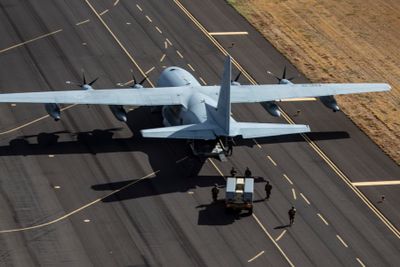 Det amerikanske marinekorpset i ferd med å laste en Nmesis-launcher med to NSM-missiler om bord i en KC-130J under en øvelse i 2021.
