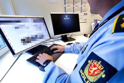 Ilustasjonsbilde av politiet i arbeid. Et nytt verktøy for patruljering på åpne sosiale medier får veiledning fra Datatilsynet.