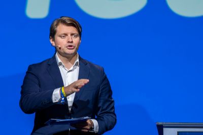 Stortingsrepresentant Peter C. Frølich leder resolusjonskomiteen på Høyres landsmøte. Han fikk ikke med seg partiet på å innføre mobilforbud i skolen.