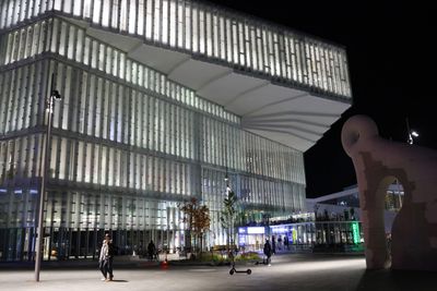 Kveldsbilde av Deichman Bjørvika som er Oslos hovedbibliotek. Mandag blir det ikke mulig å låne bøker på biblioteket.