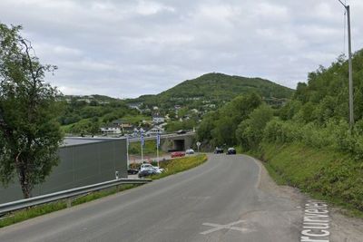 Mercurveien og Kongsveien i Harstad er mer eller mindre samme strekning med forskjellige navn. Bildet er tatt omtrent der Mercurveien overtar for Kongsveien.