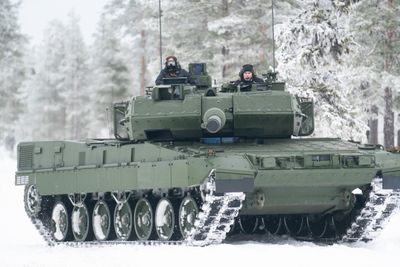 Leopard 2A7 i tysk konfigurasjon før vinterprøvene på Rena i februar 2022.
