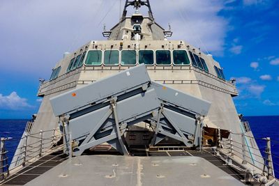 NSM-launchere på LCS-skipet USS Charleston (LCS 18) et eller annet sted i Filippinerhavet 3. mai 2022.