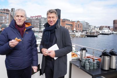 Olje- og energiminister Terje Aasland og statsminister Jonas Gahr Støre tok pressen med på den elektriske katamaranen Brisen, for å fortelle om de historiske utlysningene av havvindområder på norsk sokkel. Det ble feiret med svele. 