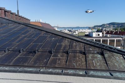 Taket på en av Statsbyggs eiendommer i Bergen inspiseres mens dronepiloten står trygt nede på bakken.