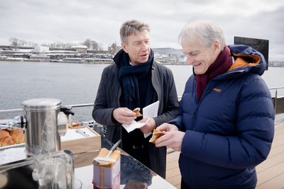 Energiminister Terje Aasland mener det er gode nyheter at strømprisen i 2040 kan være så lav at havvind ikke er lønnsomt. Her er han sammen med statsminister Jonas Gahr Støre da de første havvindområdene i Norge ble utlyst.