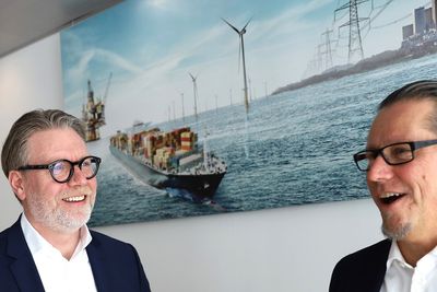 Finansdirektør Kjetil Ebbesberg og konsernsjef Remi Eriksen smiler fornøyd etter å ha summert tallene for 2022. DNV hadde en tosifret prosentvekst i omsetning og resultat.