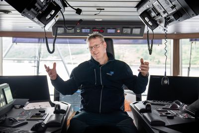 Kaptein Gunstein Aukland på MF Hydra fikk æren av å sitte i kapteinsstolen på verdens første ordinære ruteseiling med hydrogen som drivstoff.  Det skjedde fredag 31. mars 2023 klokka 12 fra Hjelmeland.