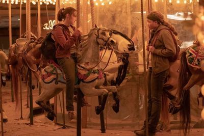 Scene fra første sesong av TV-serien «The Last of Us», med skuespillerne Bella Ramsey og Storm Reid på en karusell.