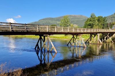 Dagens bru, sett fra sørøst mot nordvest. Den skal rives og fjernes. 