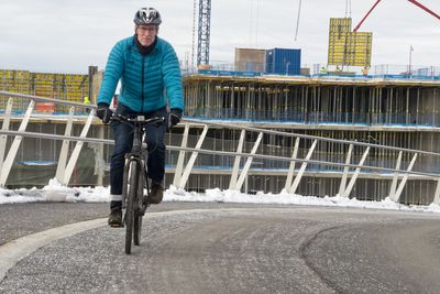 Torkel Børnskau på en kombinert gang- og sykkelvei nord for Forskningsparken i Oslo. Løsningen som er valgt er, etter Bjørnskaus mening, noe av det beste som finnes. Den skrå, avrundete kantsteinen gjør den lett å forsere og reduserer faren for ulykker.