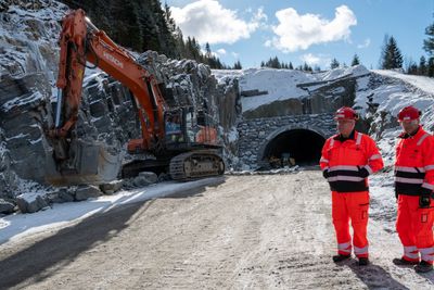 Byggeleder Jan Bjarne Thorsnes (t.v.) og fungerende prosjektleder Ole Martin Lilleby ved nordre tunnelportal.