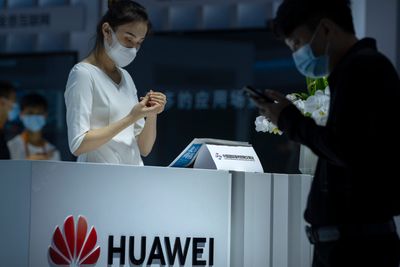 Kinesiske Huawei går fortsatt med solid overskudd, men det var langt mindre i 2022 enn året før.