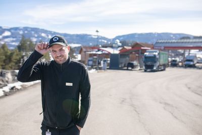 Daglig leder Eivind Arnesen (29) driver bensinstasjonen Cirkle K ved Tyrifjorden, gleder seg til mye trafikk og besøk i påsken.