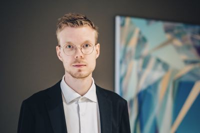 Portrettfoto av Tobias Judin, i lys skjorte og sort dressjakke.