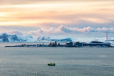 Strømmen som skal brukes for å elektrifisere produksjonen i Nordsjøen - eller for den saks skyld på Melkøya (bildet) - vil komme fra land. Og strømforsyning på land er allerede mangelvare - før fossilindustrien har fått sitt.