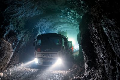 – Det er viktig å ha en positiv innstilling når du kjører elektrisk lastebil, mener Kjetil Hansen, som kjører masser ut av tunnelen til Oslos nye vannforsyning for PA Entreprenør.