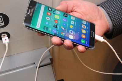 USB-ladepunktene til kollektivselskapet Ruter er merket med et rundt klistremerke. FBI advarer nå mot å ta slike ladestasjoner i bruk.
