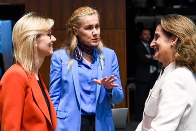 Den franske energiministeren Agnès Pannier-Runacher (t.v)leder EUs atomlobby, i midten energikommissær Kadri Simson og til høyre Spanias energiminister Teresa Ribera Rodrigues som er skeptisk til atomkraft.