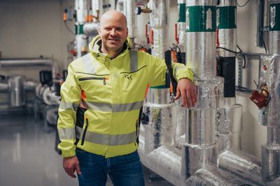 Tormod Kjellmark har lagt opp kjøle- og varmeanlegget på omsorgssenteret, en investering som med dagens strømpriser gjør nedbetalingstiden på anlegget adskillig kortere enn beregnet. 