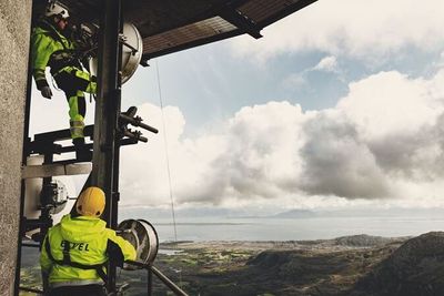 Eltels montører skal fortsette å utføre arbeid for Telenor, etter at rammeavtalen mellom selskapene er blitt forlenget.