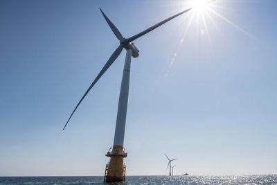 Skyborn Renewables vil bygge en flytende havvindpark med møller som har en makshøyde på 370 meter - seks mil utenfor svenskekysten i Bottenhavet. Bildet er av Equinors Hywind-installasjoner i Skottland.