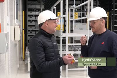 Rune Øverås, driftsingeniør i Statsbygg, og spesialrådgiver Kjetil Sviland forsøker forgjeves å få fyr på en fyrstikk inne i det nye Arkivverket.