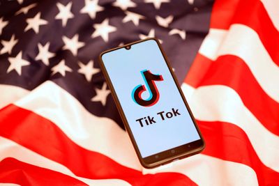 Den superpoulære kinesiske videoappen Tiktok, kan blir forbudt i USA. Det er ikke særlig populært blant de 170 millioner brukerne.