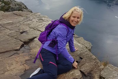 Birgit Farstad Larsens første tur på Preikestolen sommeren 2020. Hun liker å være aktiv på fritiden og i ferier. Løpeskoene er alltid med, og det finnes mange bildeserier fra rundt i verden tagget med #morningrun på hennes instagramkonto.