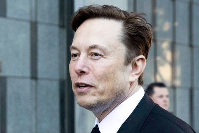 Elon Musk varsler utvikling av en kunstig intelligens-tjeneste som skal konkurrere mot Microsoft og Google.