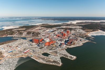 Halvøya Olkiluoto i Bottenviken, sørvest i Finland har tre kjernekraftreaktorer. Etter flere utsettelser ble den tredje ble satt i vanlig drift søndag. 