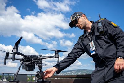 Prosjektleder for droner i politiet, Jørgen Lunde Ronge, med en DJI Matrice 210-drone. Nå har Datatilsynet åpnet tilsynssak mot Oslo politidistrikt for å finne ut om de bruker droner på lovlig måte.