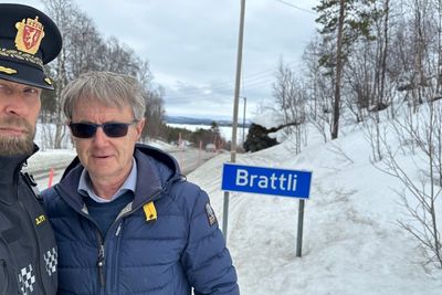 Telenors dekningsdirektør Bjørn Amundsen må nøye seg med 4G på den nye basestasjonen ved Brattli i Pasvikdalen, men stabssjef Tarjei Sirma-Tellefsen i politiet i Finnmark, sier senderen blir viktig for blålysberedskapen i området.