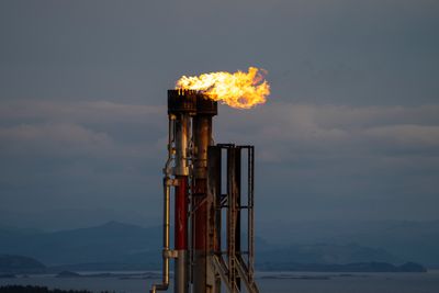 Den globale energikrisen og dens mange underliggende og utløsende årsaker kan definitivt sies å være uventet hell for norske oljeselskaper, skriver ukas TU-spaltister.
