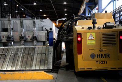Ferdig produsert aluminium tappes fra en elektrolysecelle hos Hydro Årdal.