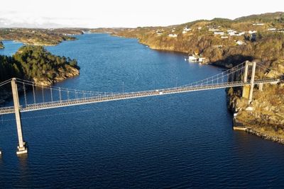 Tofterøy bru. Her ser vi hengespennet og sidespennet mot øst.