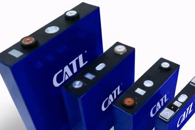 Batteriprodusenten CATL produserer natrium-ion-batterier som nå for første gang skal bruke i elbiler.