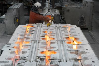 Norsk metallproduksjon er basert på fornybar kraft. Karbontoll som hindrer "karbonlekkasje" kan være svært gunstig for norsk kraftintensiv industri, deriblant Hydro. 
