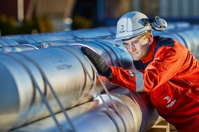 EUs innføring av karbontoll skal hindre import av billige produkter, produsert med fossil energi og høye utslipp. Det kan være gunstig for norsk aluminiumsproduksjon.