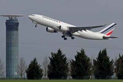 Flytrafikken ved Charles-de-Gaulle i Paris og andre europeiske flyplasser blir ikke forstyrret av det som trolig er distribuerte tjenestenektangrep mot nettstedet til Eurocontrol.