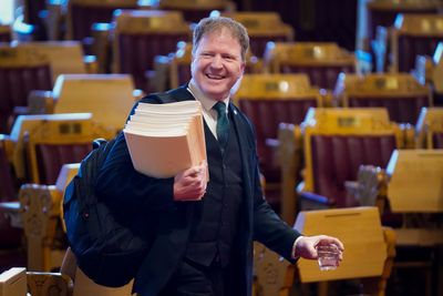 Kommunal- og distriktsminister Sigbjørn Gjelsvik sier at Norge trenger en helhetlig digitaliseringspolitikk på tvers av ulike sektorer. Bildet er fra en spørretime i Stortinget.